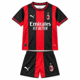 Completo Milan Bambino Home 2026/27 — vista frontale, presentazione commerciale