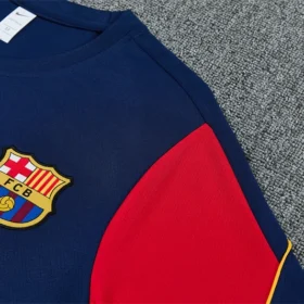 Conjunto Entrenamiento Barcelona Azul y Rojo 2026/27 — Detalle de materiales y logo