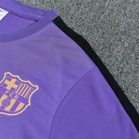 Conjunto Entrenamiento Barcelona Morado 2026/27 — Detalle de materiales y logo