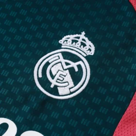 Conjunto Entrenamiento Real Madrid Verde Petróleo 2026/27 — Detalle de materiales y logo