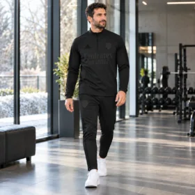 Tuta Arsenal Training 2026/27 – modello virtuale in posa naturale, viso e completo visibili