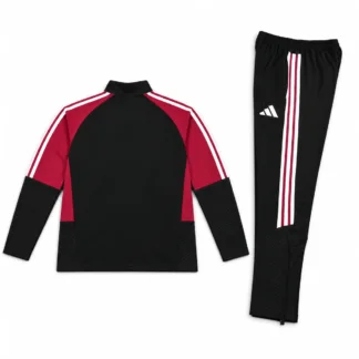 Chándal Arsenal infantil negro y burdeos 2026/27 – presentación virtual: espalda de la parte superior y pantalón frontal o lateral doblado