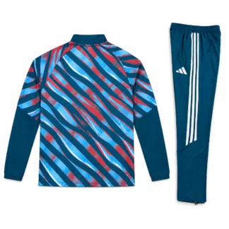 Chándal Arsenal infantil estampado 2026/27 – presentación virtual: espalda de la parte superior y pantalón frontal o lateral doblado
