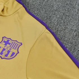 Chándal Barcelona Niño Amarillo 2026/27 — Detalle de materiales y logo