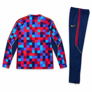 Chándal Barcelona infantil mosaico 2026/27 – presentación virtual: espalda de la parte superior y pantalón frontal o lateral doblado