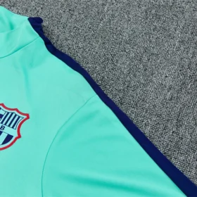 Chándal Barcelona Turquesa 2026/27 — Detalle de materiales y logo