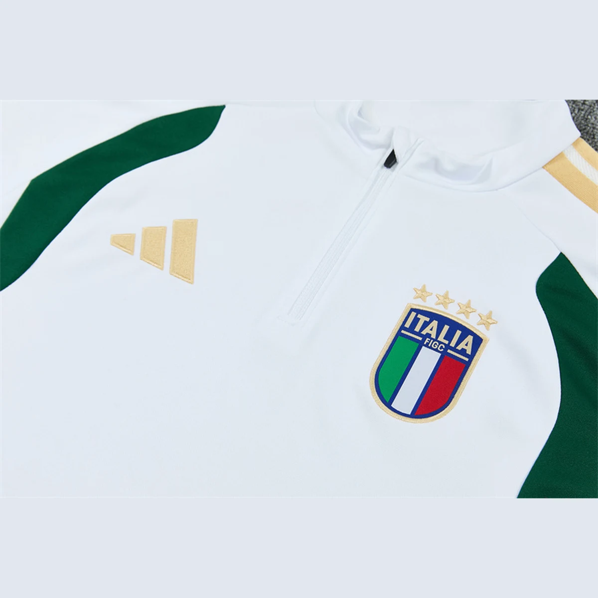 Tuta Italia bianca 2026/27 – dettaglio frontale dello stemma