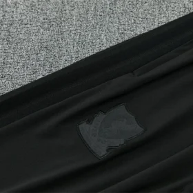 Chándal Liverpool Total Black 2026/27 — Detalle de acabados