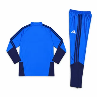 Chándal Manchester United azul real 2026/27 – presentación virtual: espalda de la parte superior y pantalón frontal o lateral doblado