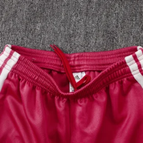 Chándal Real Madrid Niño Rosa 2026/27 — Detalle de materiales y logo