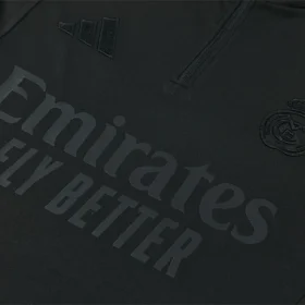 Chándal Real Madrid Total Black 2026/27 — Detalle de materiales y logo