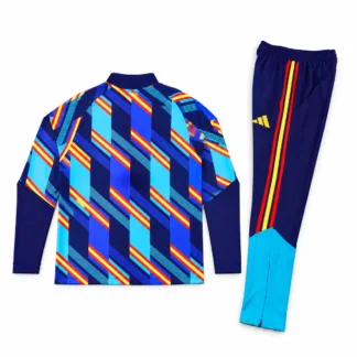 Chándal España multicolor 2026/27 – presentación virtual: espalda de la parte superior y pantalón frontal o lateral doblado