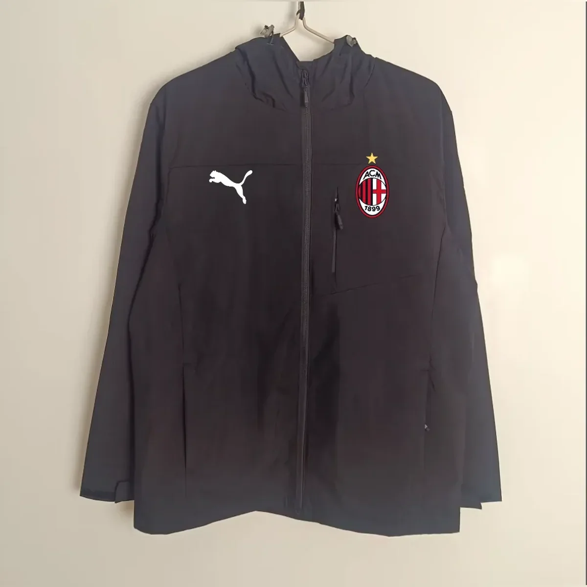 Cortavientos Milan Negro con Capucha – frontal