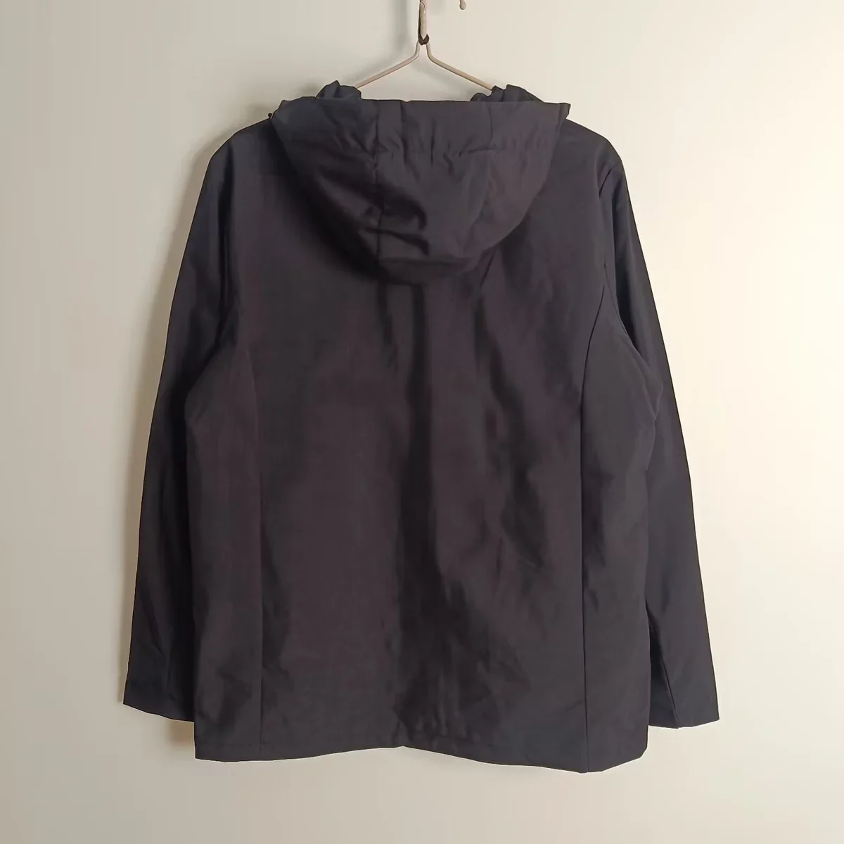 Cortavientos Milan Negro con Capucha – espalda