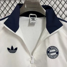 Giacca Bayern Monaco Bianca con Fascia Blu Navy – foto reale del tessuto e delle finiture