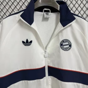 Giacca Bayern Monaco Bianca con Fascia Blu Navy – foto reale delle cuciture e della lavorazione