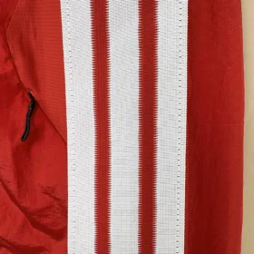 Chaqueta Bayern Múnich Roja con Tres Rayas Blancas – foto real del tejido y los acabados