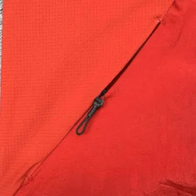 Chaqueta Bayern Múnich Roja con Tres Rayas Blancas – foto real de las costuras y la confección