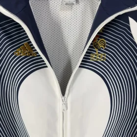 Chaqueta Francia Retro Azul y Blanca 2006 – foto real del tejido y los acabados