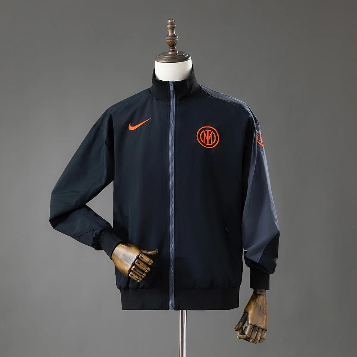 Chaqueta Cortavientos Inter Negra y Naranja 2025/26 – frontal