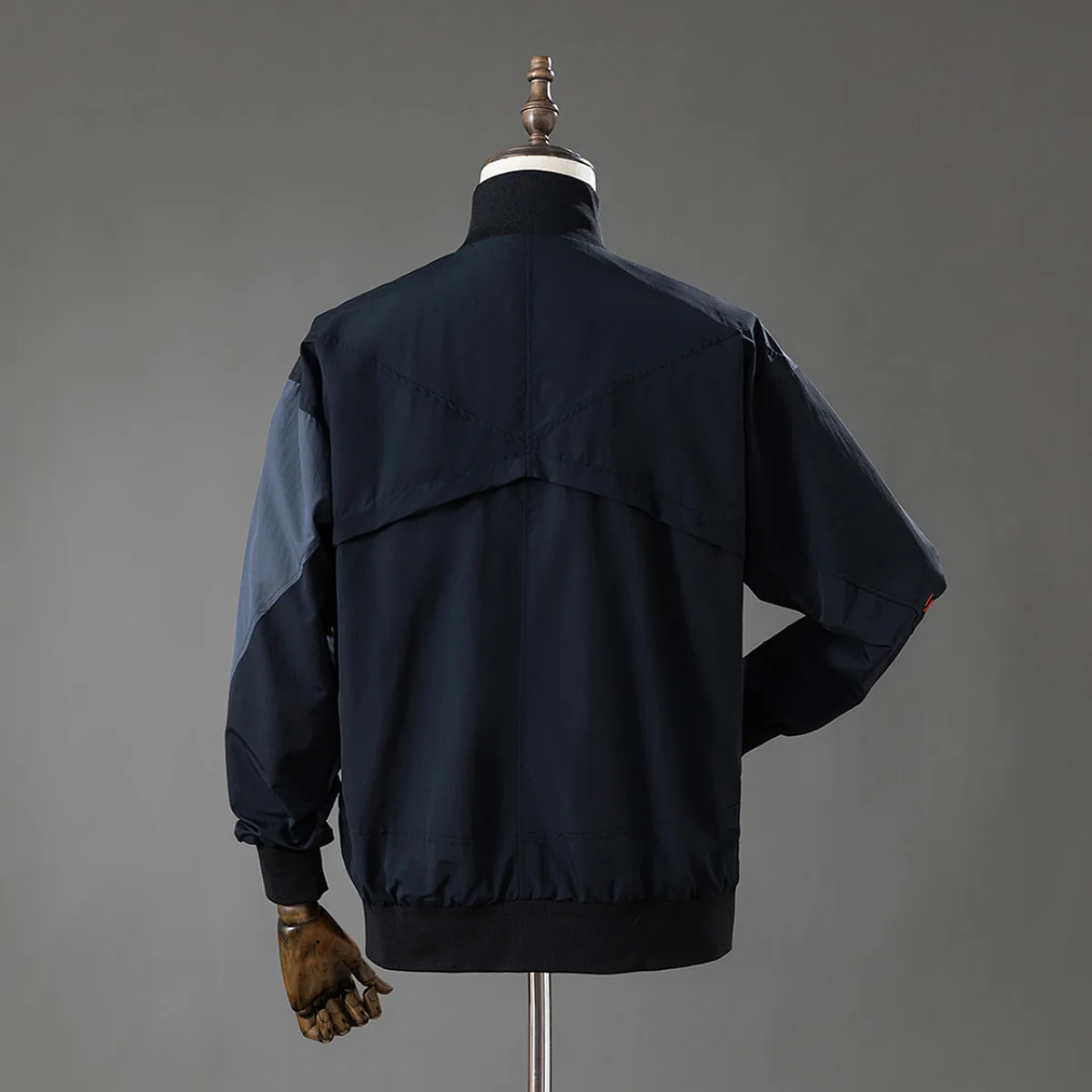 Chaqueta Cortavientos Inter Negra y Naranja 2025/26 – espalda
