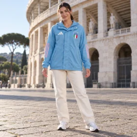 Giacca Italia Azzurra con Cappuccio – indossata da modello virtuale