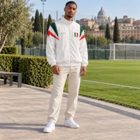 Giacca Italia Bianca con Bande Tricolori – indossata da modello virtuale
