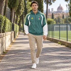 Giacca Italia Verde con Cappuccio – indossata da modello virtuale