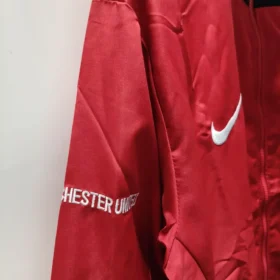 Chaqueta Manchester United Retro Roja AIG 2007/08 – foto real del tejido y los acabados