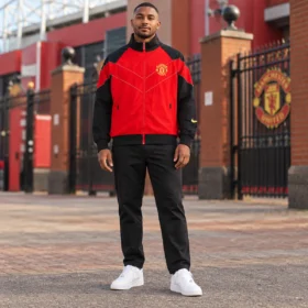 Giacca Manchester United Retro Rossa e Nera 2006/07 – indossata da modello virtuale, immagine illustrativa