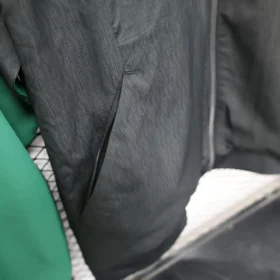 Chaqueta México Negra y Verde con Cremallera – foto real de las costuras y la confección