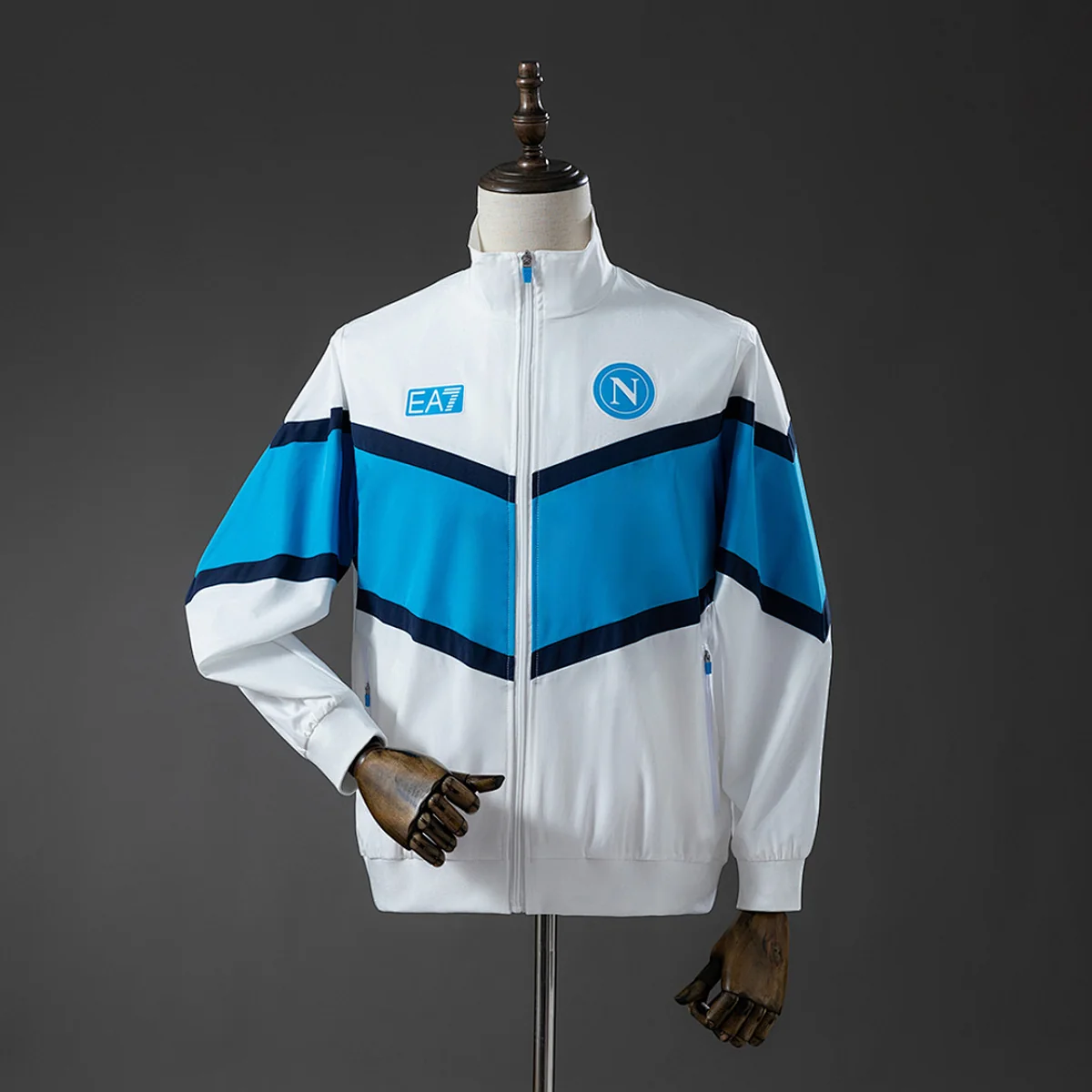 Chaqueta Cortavientos Napoli Blanca con V Celeste 2025/26 – frontal