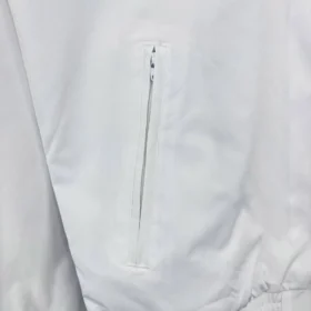 Chaqueta Newcastle Blanca con Estampado Negro y Azul – foto real del tejido y los acabados