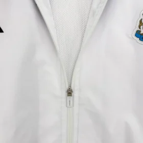 Chaqueta Newcastle Blanca con Estampado Negro y Azul – foto real de las costuras y la confección