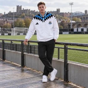Chaqueta Newcastle Blanca con Estampado Negro y Azul – sobre modelo virtual, imagen ilustrativa