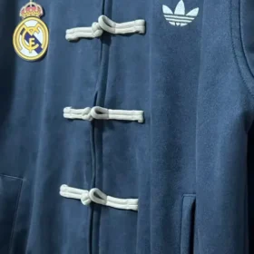 Giacca Real Madrid Blu con Alamari – fotografia del dettaglio 2