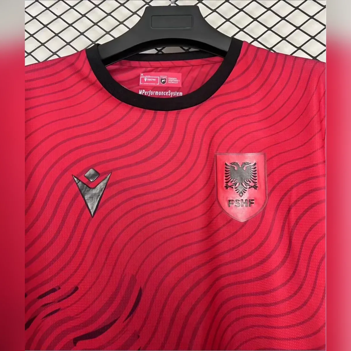 Camiseta Albania Roja 2025/26 – detalle del cuello