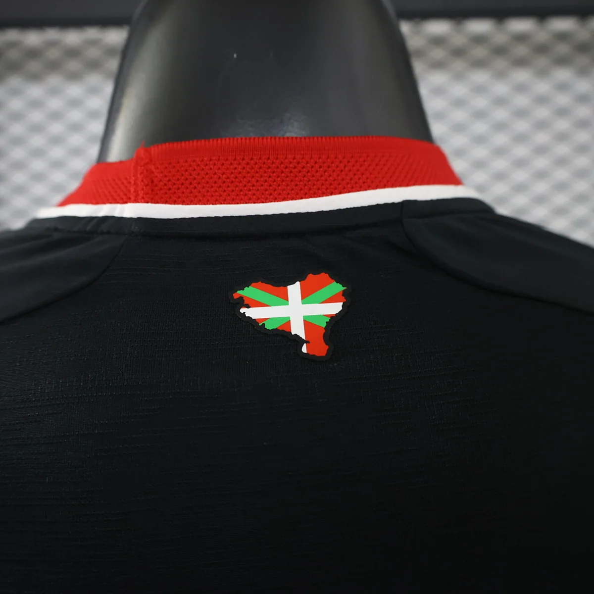 Camiseta Athletic Club Negra 2026/27 – detalle del cuello y la bandera