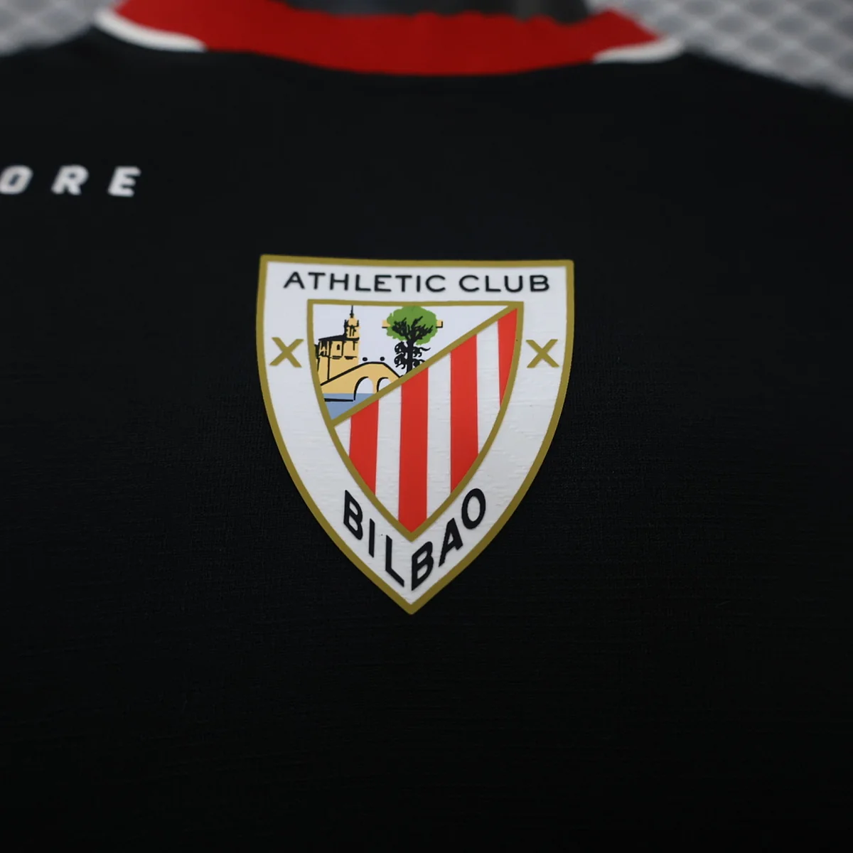 Camiseta Athletic Club Negra 2026/27 – detalle del escudo