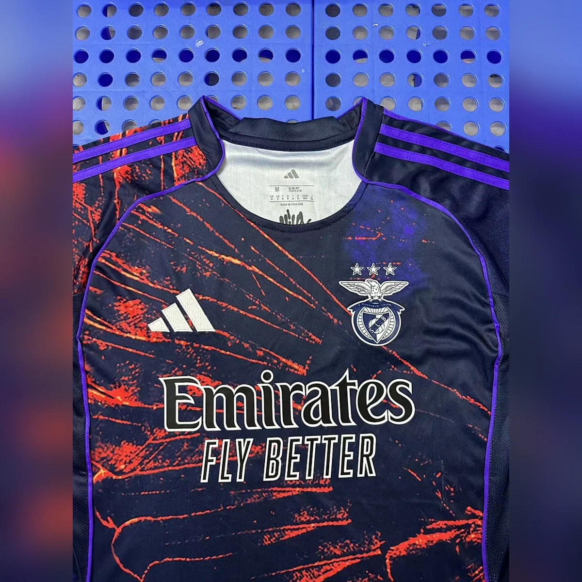 Camiseta Benfica Azul Marino con Gráfico Rojo 2026/27 – detalle frontal