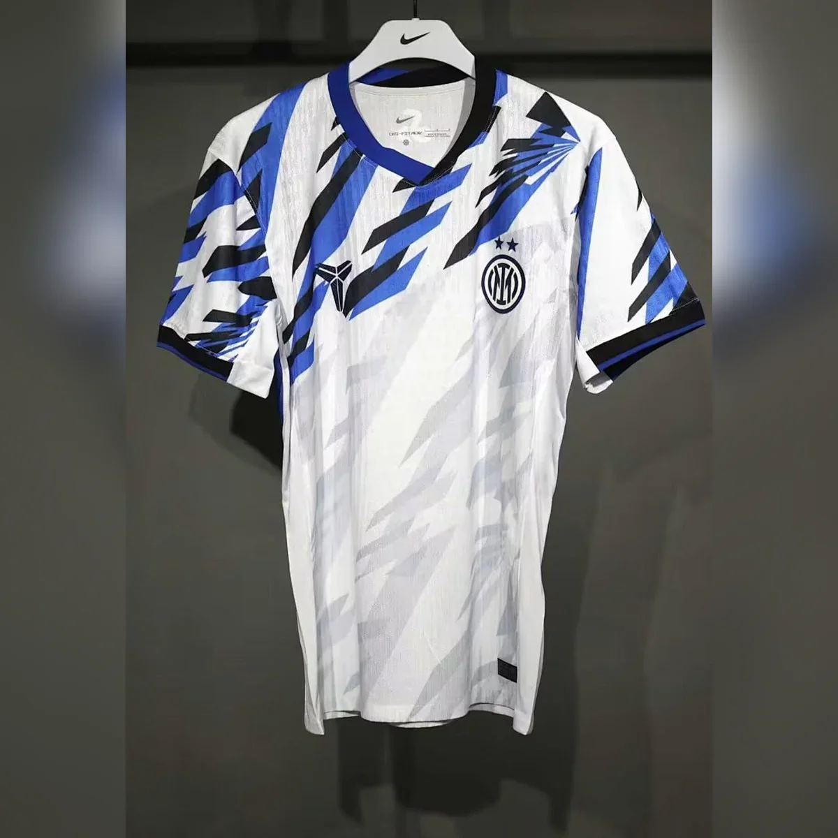 Camiseta Inter Especial Blanca y Azul 2025/26 – frontal