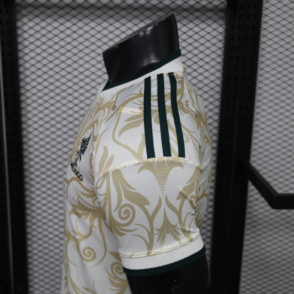Camiseta México Especial Blanca y Oro 2026/27 – detalle de la manga