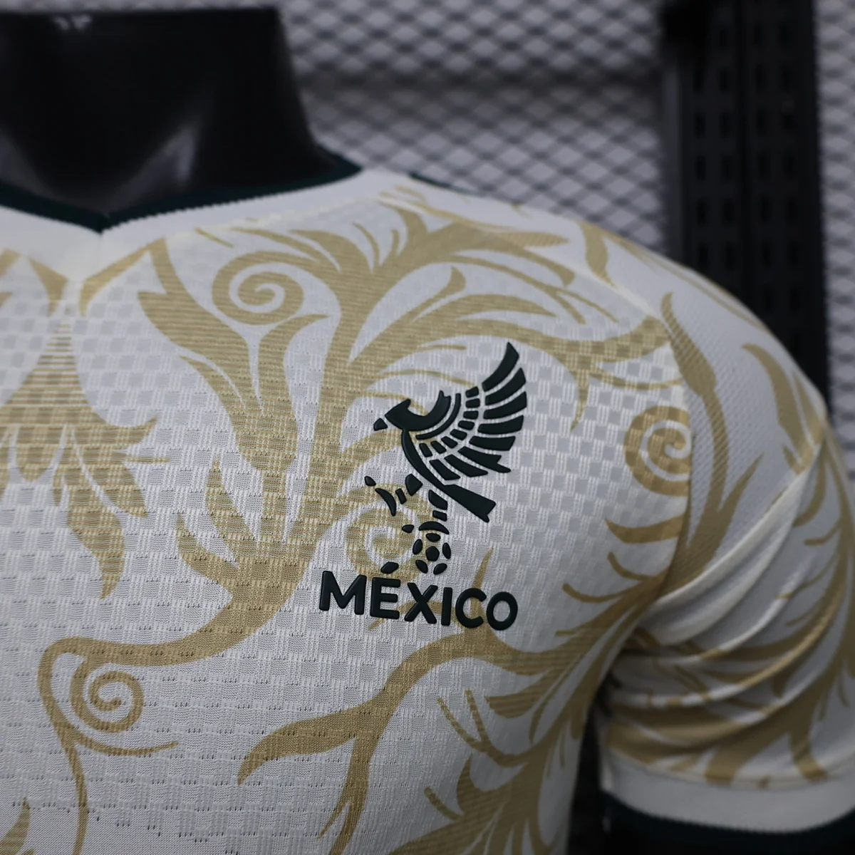 Camiseta México Especial Blanca y Oro 2026/27 – detalle del escudo