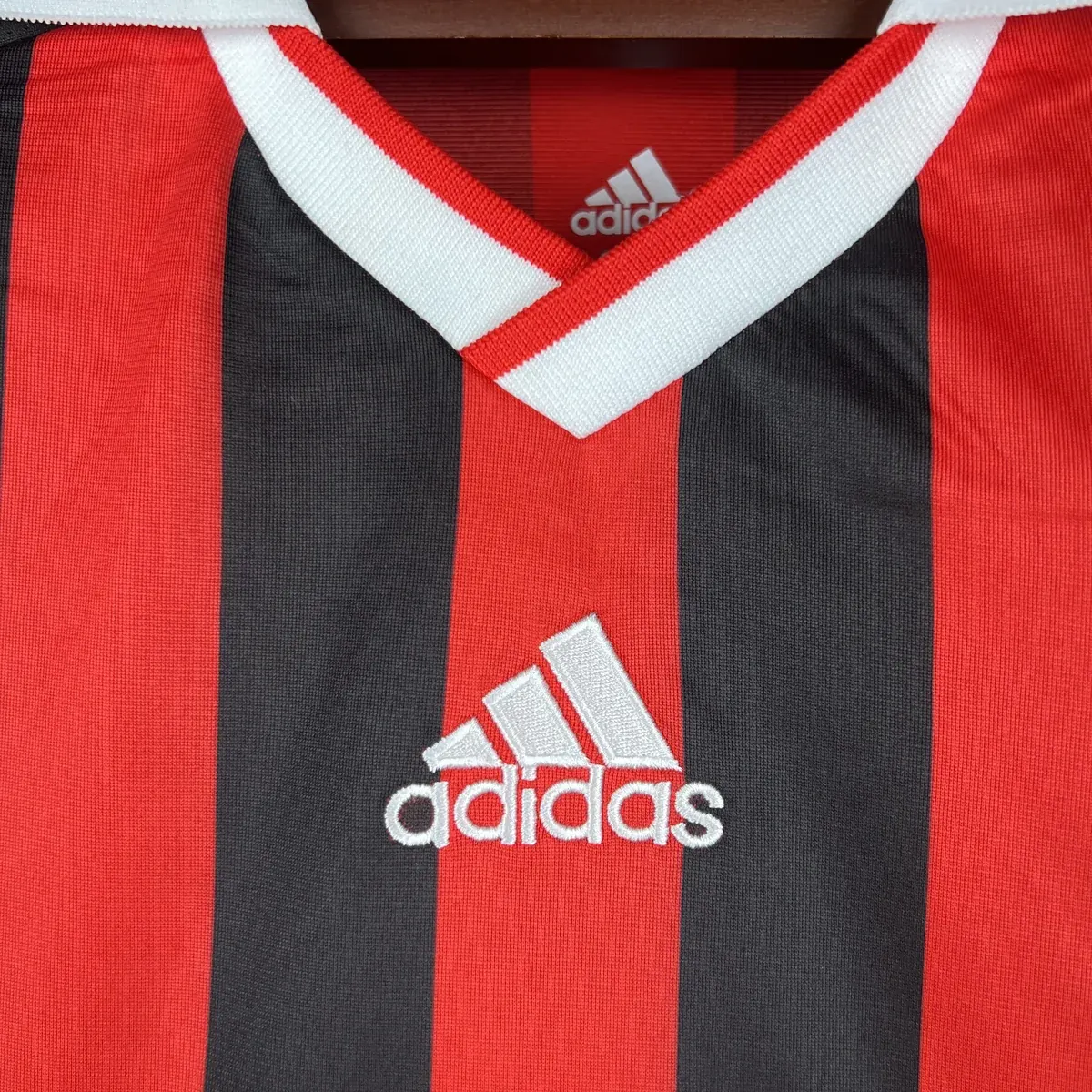 Camiseta Milan 2009/10 Retro – detalle del cuello