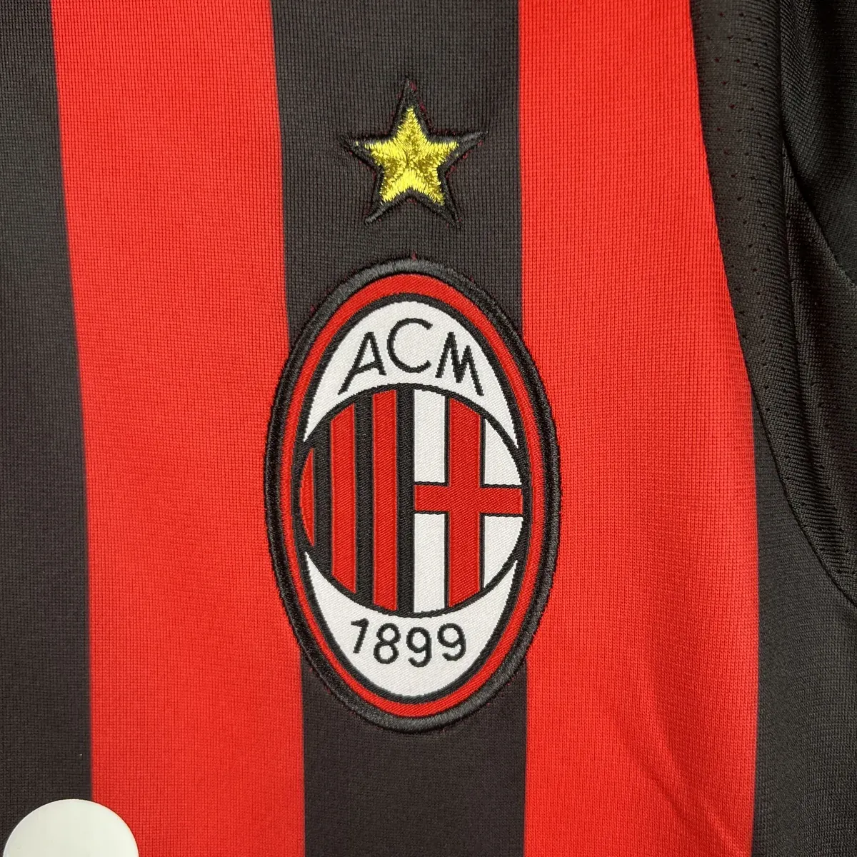 Camiseta Milan 2009/10 Retro – detalle del escudo