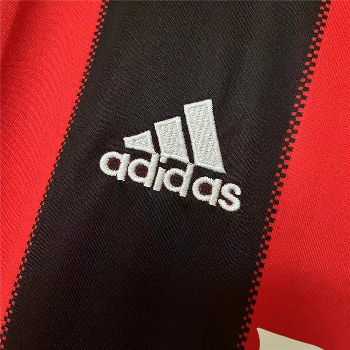 Camiseta Milan 2010/11 Retro – detalle del logotipo
