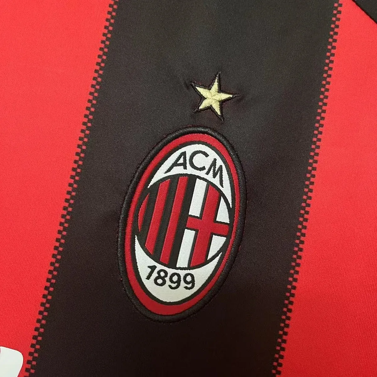 Camiseta Milan 2010/11 Retro – detalle del escudo