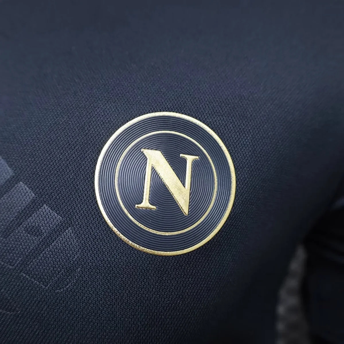 Camiseta Nápoles Negra Tercera Euro 2026/27 – Jugador – detalle del escudo