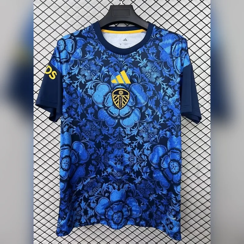 Camiseta Prepartido Leeds United 2026/27 – frontal