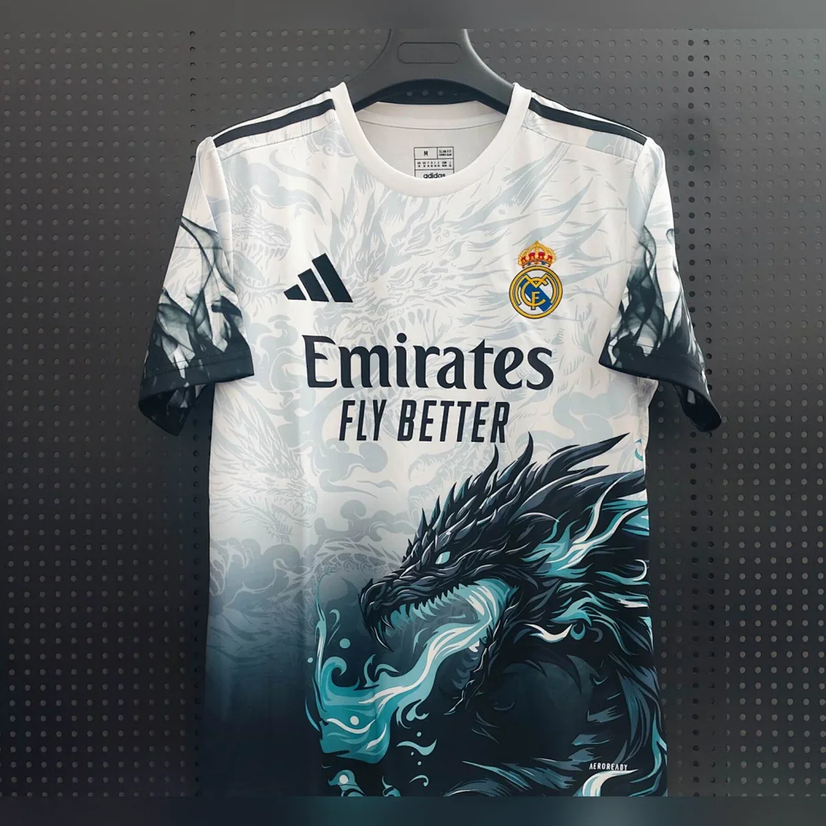 Camiseta Real Madrid Dragón Blanca 2025/26 – frontal